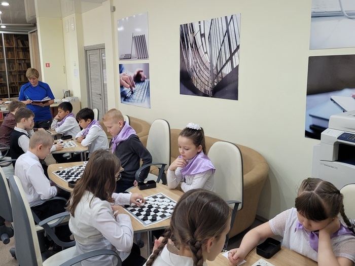 Соревнования по шашкам среди обучающихся 4-х и 3-х классов.