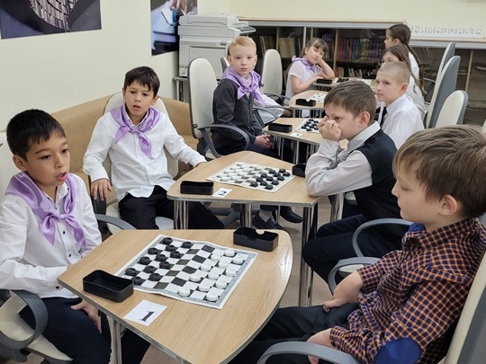 Соревнования по шашкам среди обучающихся 4-х и 3-х классов.